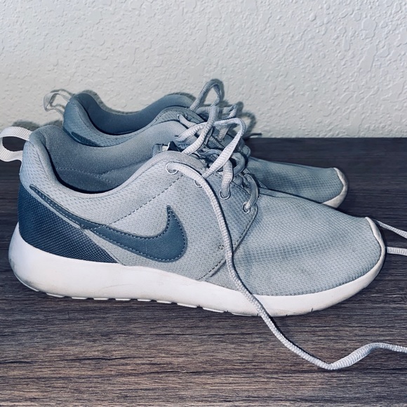 gray running shoes